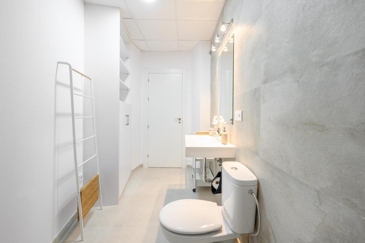 Modern 3 Bedroom, City Center With Patio & High Ceilings By 10Tosea Malaga Exterior photo